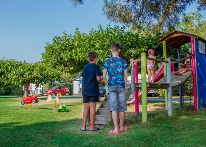 Camping Mobil-home 2 Avec Terrasse - Api-1-52-1325 *